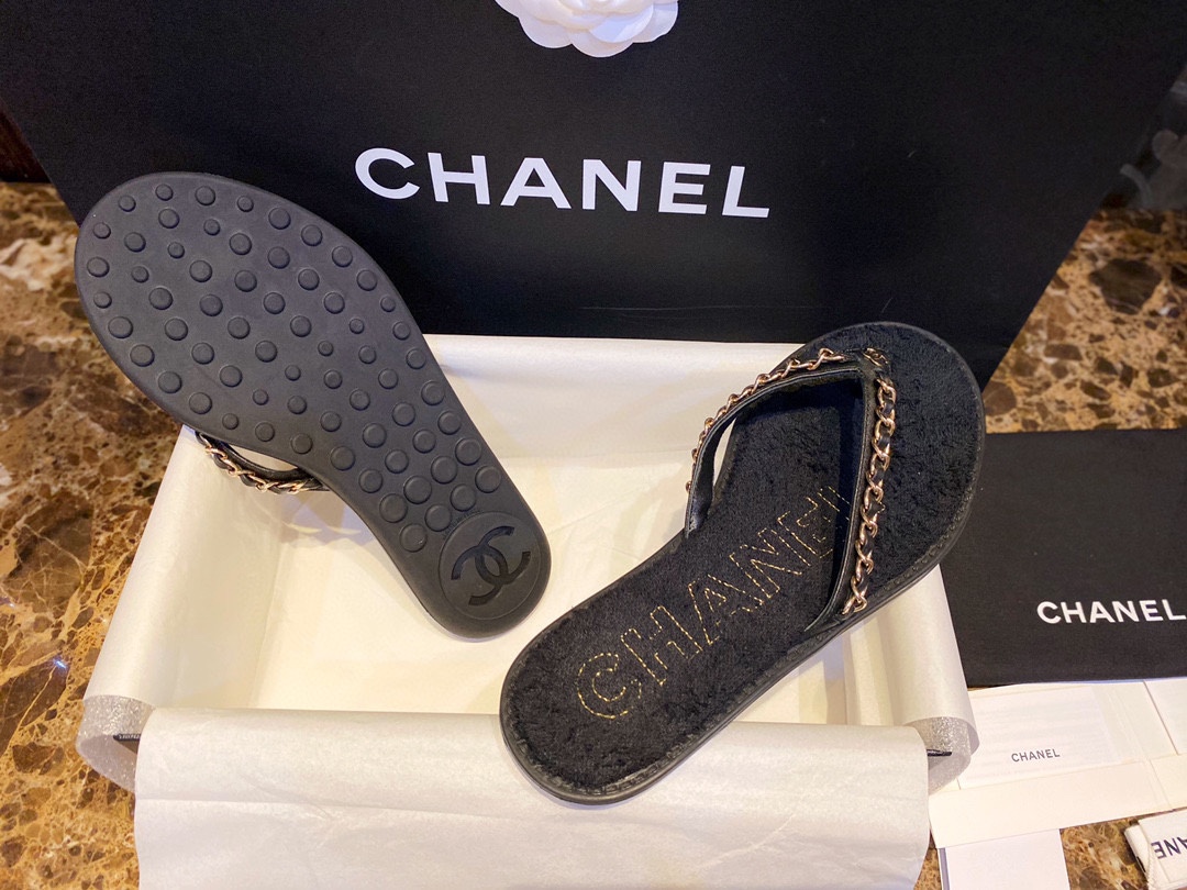 Chanel Black Chain Link Thong Sandals: Adorable Round Sole Design, Focuses on Comfort and Exquisite Detailing!