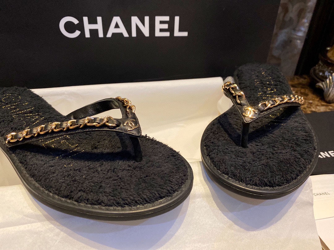 Chanel Black Chain Link Thong Sandals: Adorable Round Sole Design, Focuses on Comfort and Exquisite Detailing!