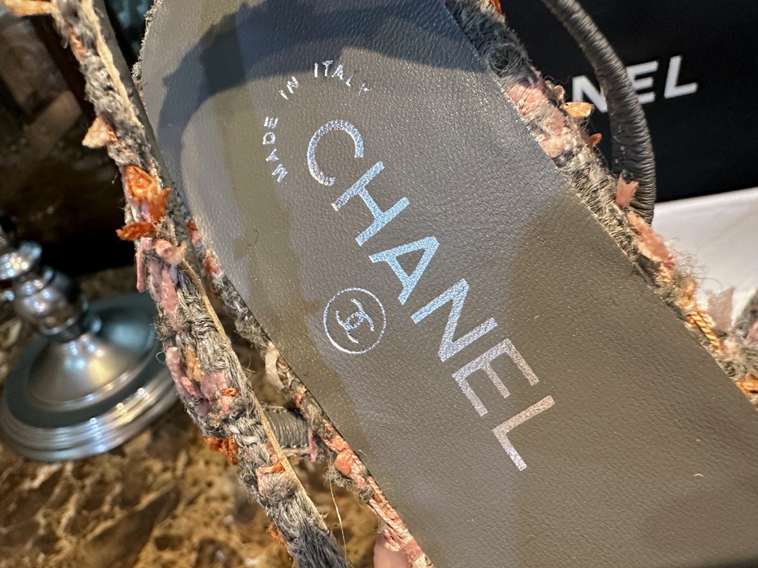 Chanel Grey-Pink Tweed Flat Slingback: Soft and Gentle Color Combination, Smooth Silhouette, 