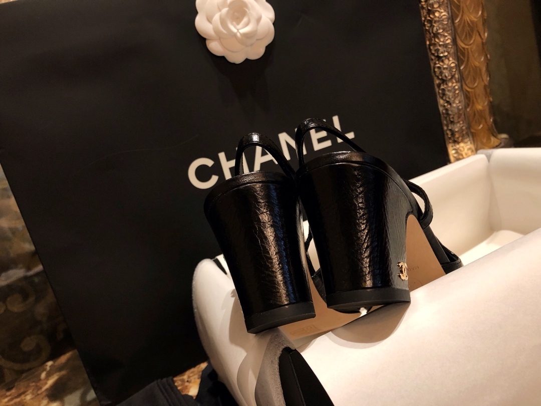 Chanel 7cm Heeled Pumps in Crinkled Black Horse Oil Leather with Silk Accents