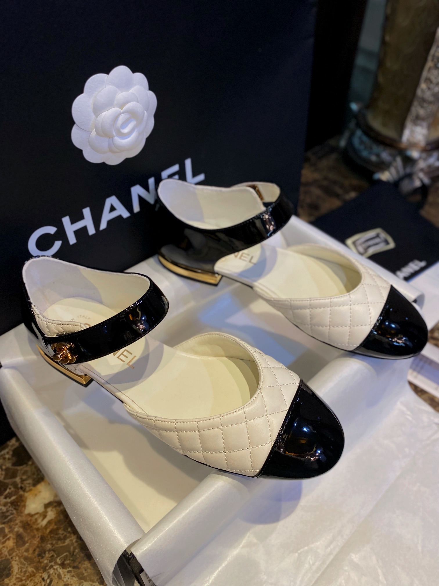 Chanel White Diamond Grid Mary Janes - Imported Lamb Leather Combined with High Gloss Patent Leather, Exuding Exquisite Charm with Classic Lock Buckle Electroplated in 18K Gold