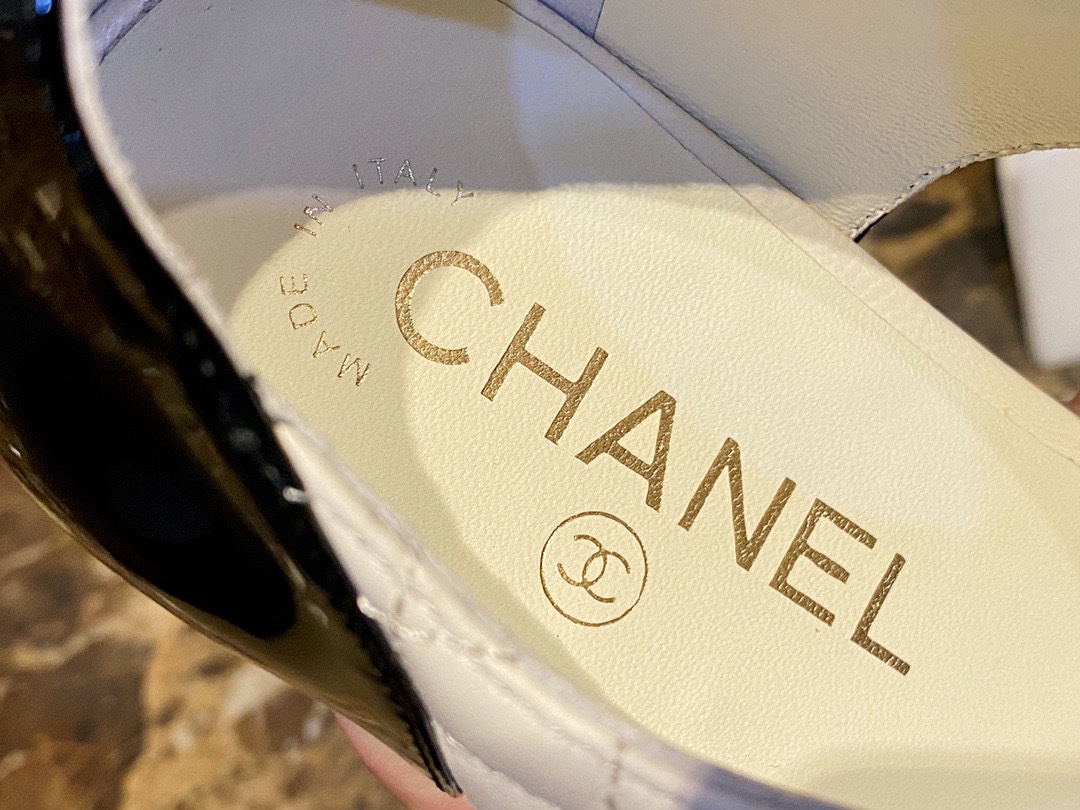 Chanel White Diamond Grid Mary Janes - Imported Lamb Leather Combined with High Gloss Patent Leather, Exuding Exquisite Charm with Classic Lock Buckle Electroplated in 18K Gold