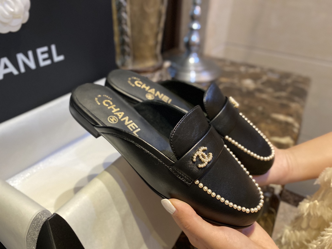 Chanel Loafer pearl half drag