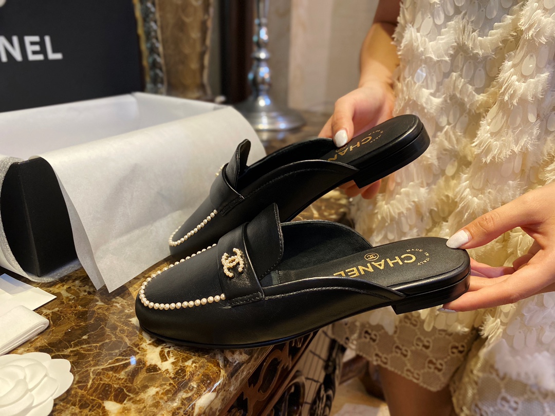 Chanel Loafer pearl half drag