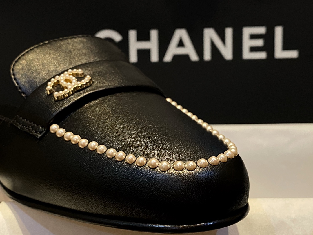 Chanel Loafer pearl half drag