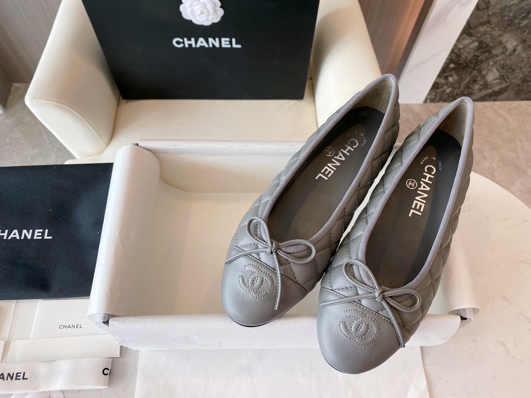 Chanel Elegant Grey Sheepskin Diamond-Pattern Ballet Flats