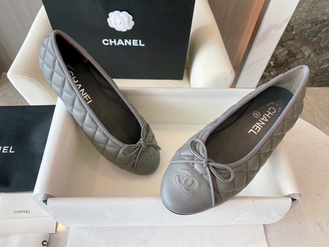 Chanel Elegant Grey Sheepskin Diamond-Pattern Ballet Flats