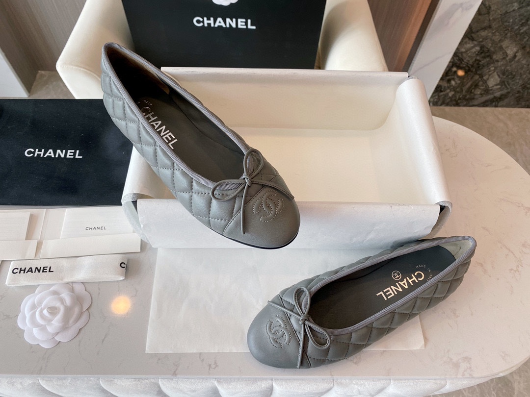 Chanel Elegant Grey Sheepskin Diamond-Pattern Ballet Flats