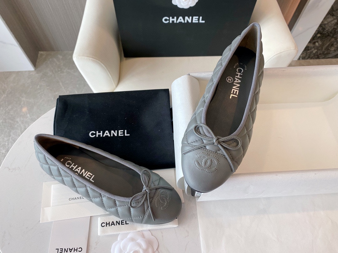 Chanel Elegant Grey Sheepskin Diamond-Pattern Ballet Flats