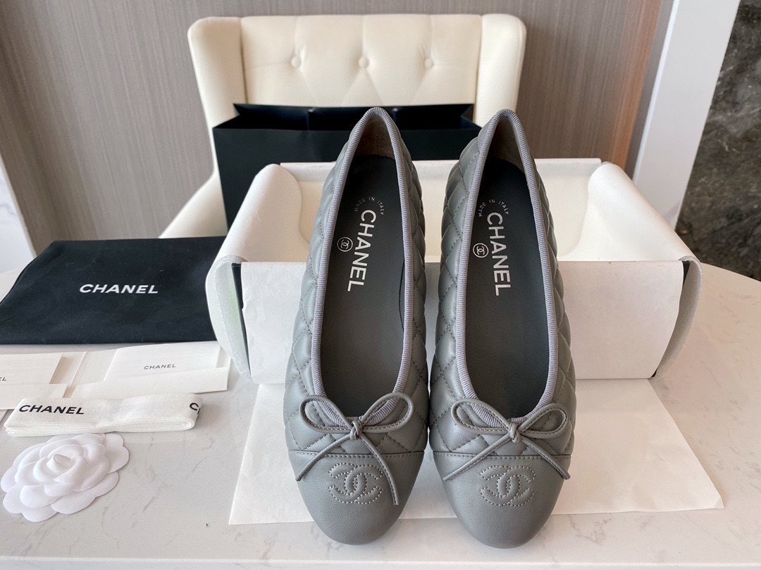 Chanel Elegant Grey Sheepskin Diamond-Pattern Ballet Flats