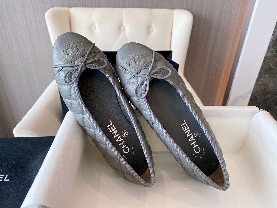 Chanel Elegant Grey Sheepskin Diamond-Pattern Ballet Flats