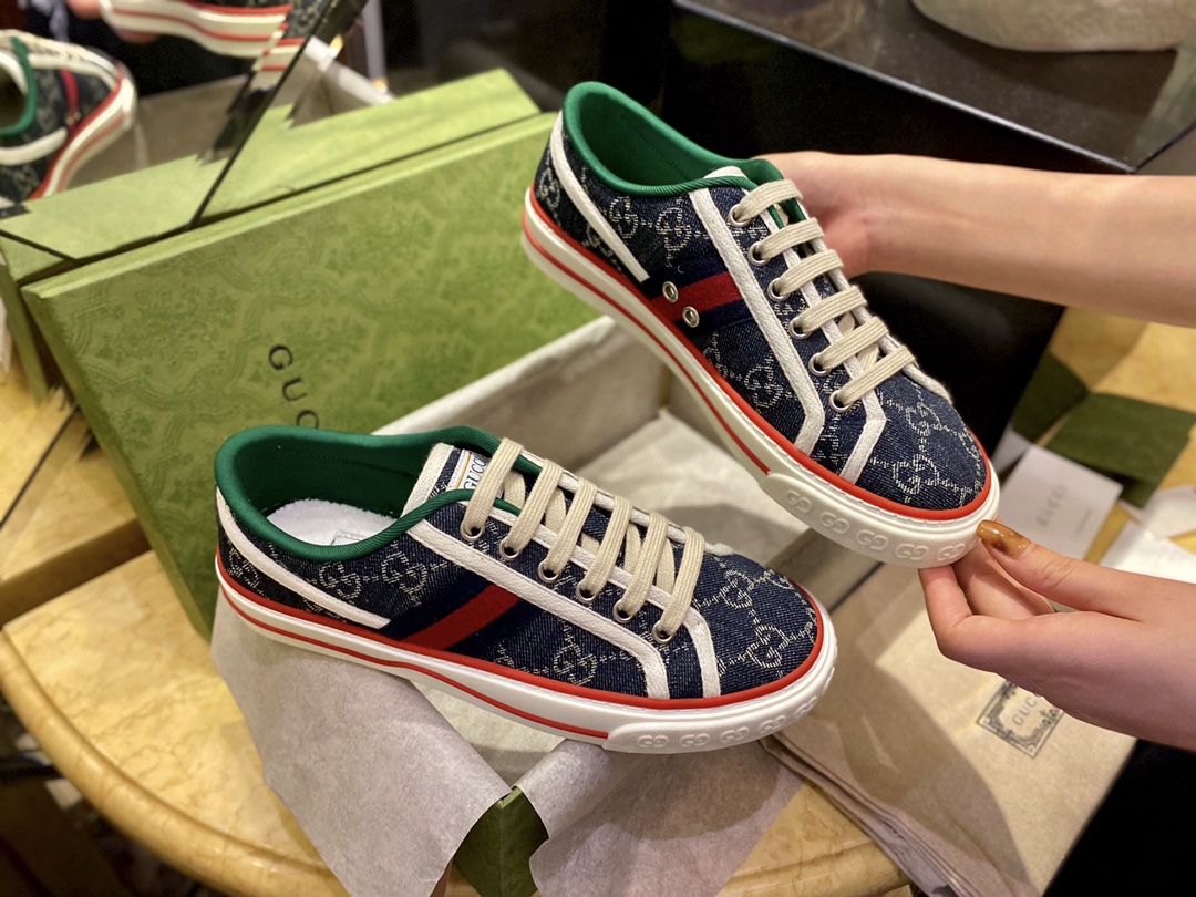 
Vintage Canvas Sneakers 