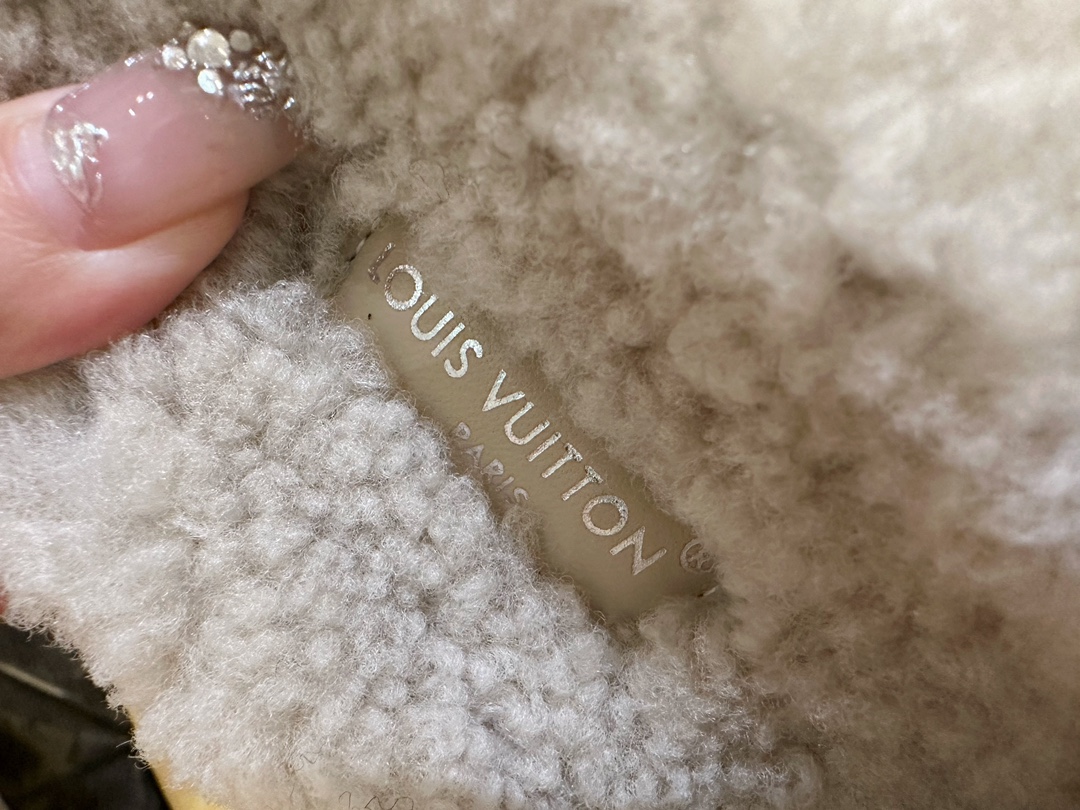 LV23 Thick Sole Sheepskin Slippers