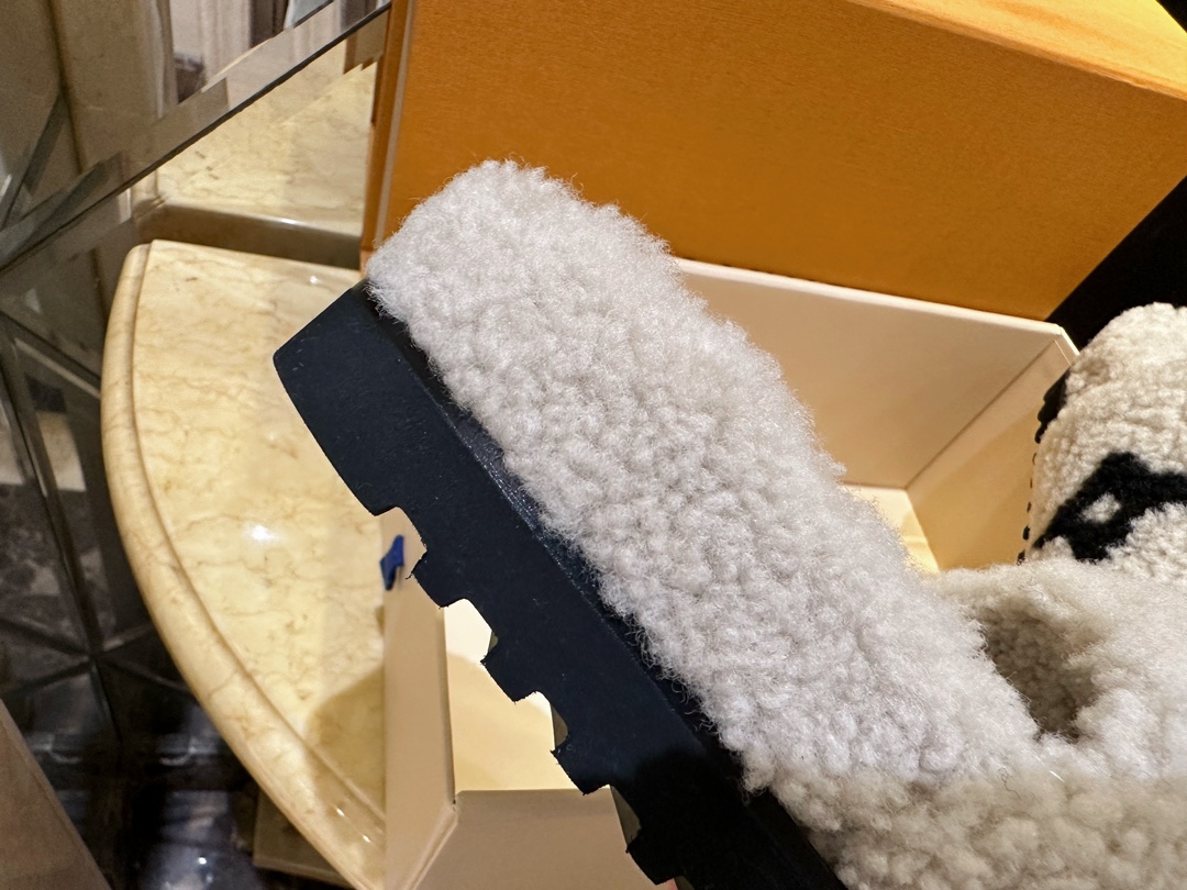 LV23 Thick Sole Sheepskin Slippers