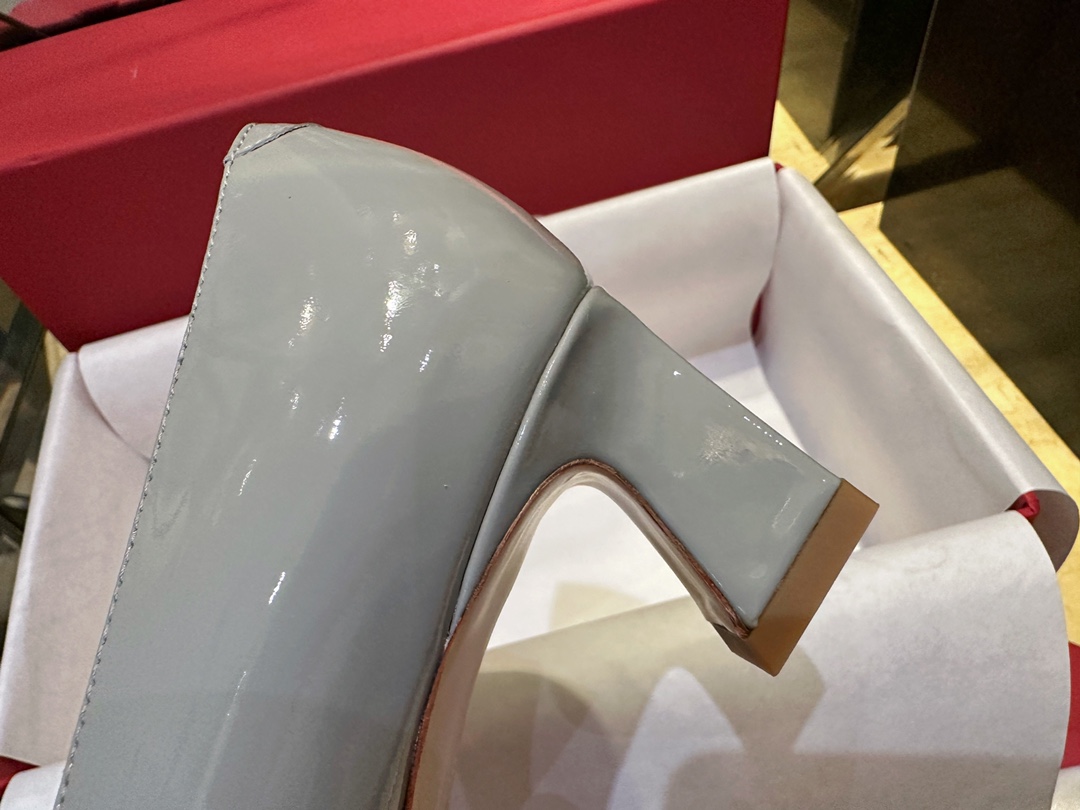 Roger Vivier Horseshoe Heel Pumps