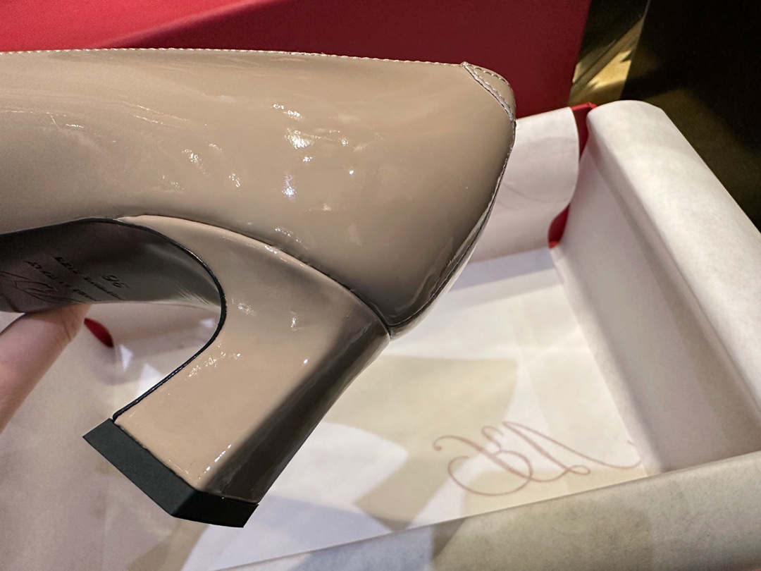 Roger Vivier Horseshoe Heel Single Shoes, Water-dyed Sheepskin Lining + 4.5cm Heel for "Pressure Relief" on Both Feet, Exquisite Details