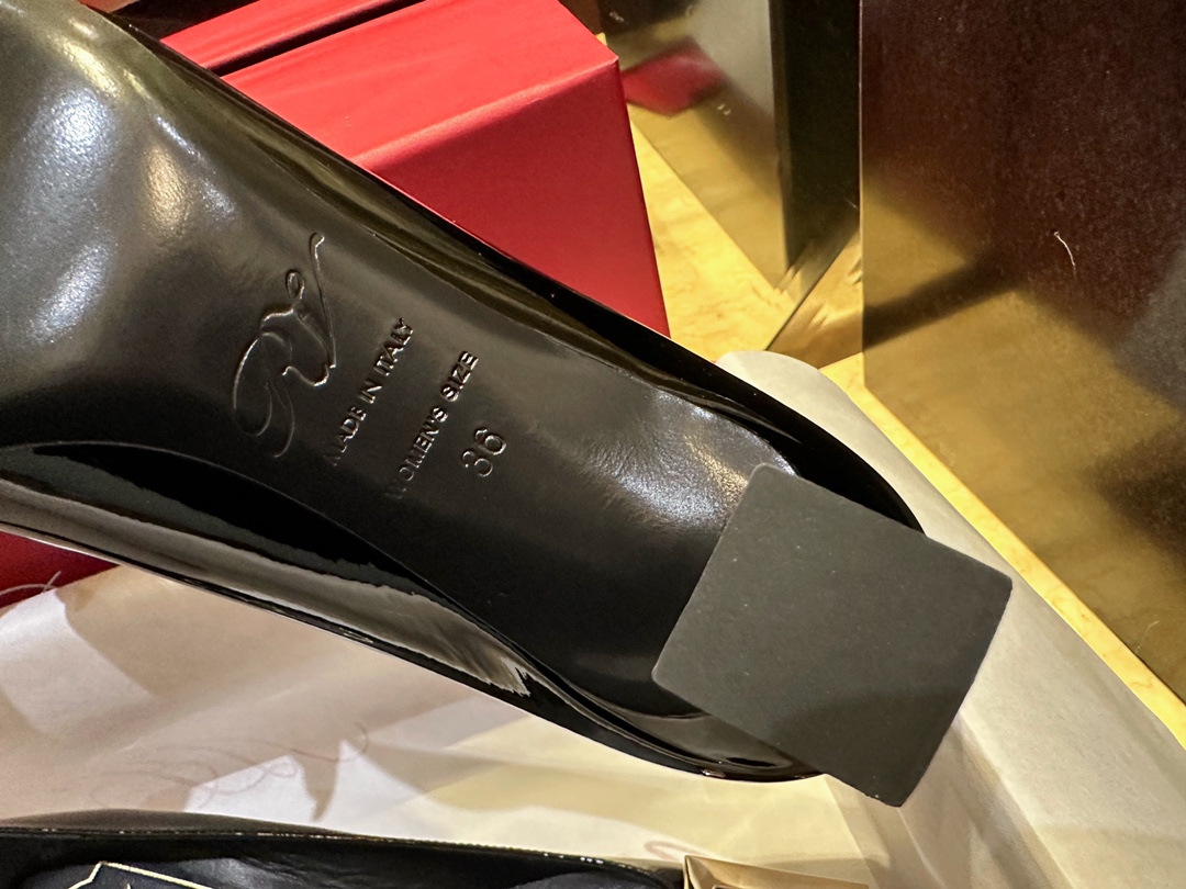 Roger Vivier Horseshoe Heel Single Shoes, Imported Calf Patent Leather + Iconic Square Buckle, Soft Lamb Leather Lining + 4.5cm Heel