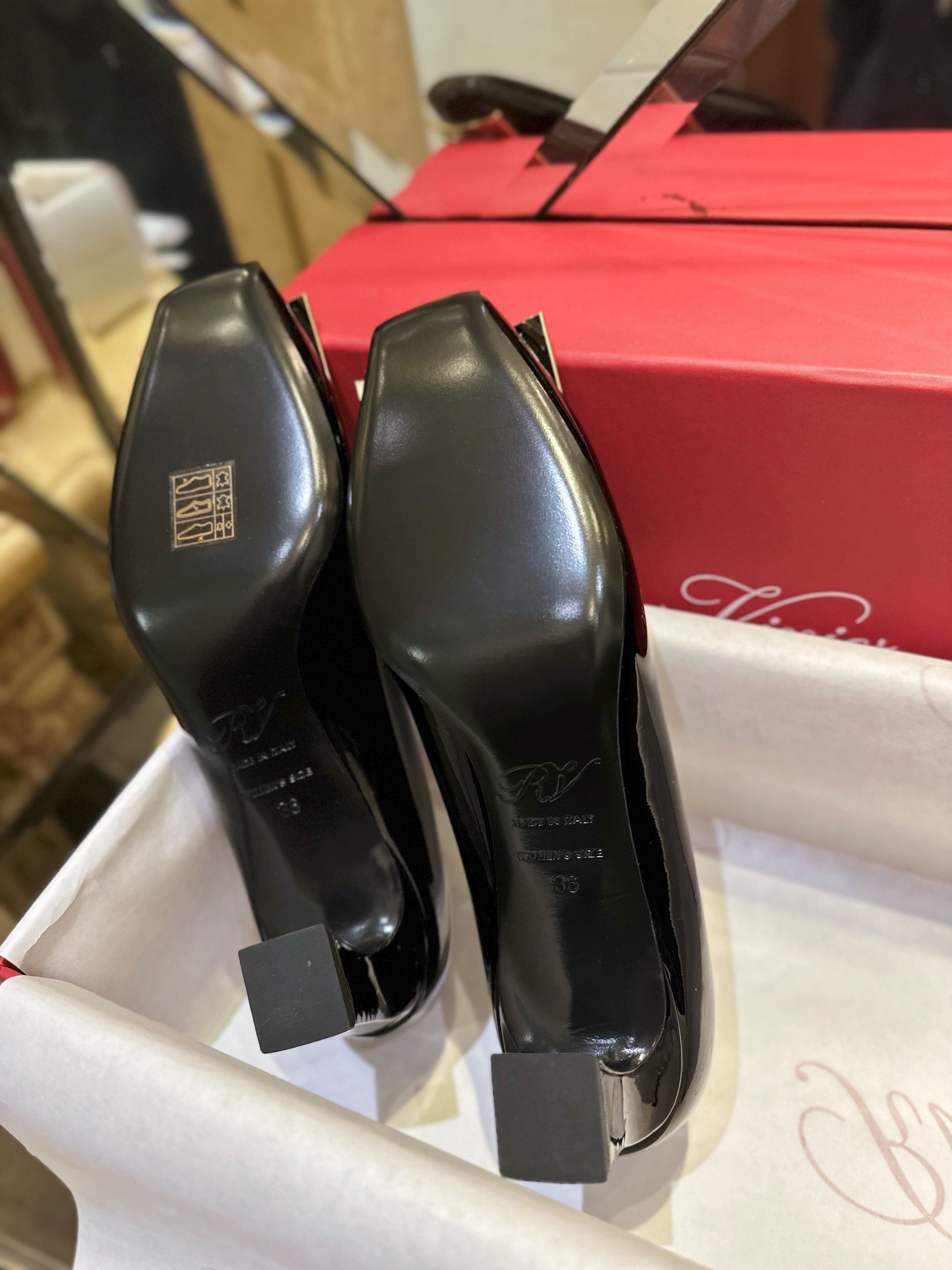 Roger Vivier Horseshoe Heel Single Shoes, Imported Calf Patent Leather + Iconic Square Buckle, Soft Lamb Leather Lining + 4.5cm Heel