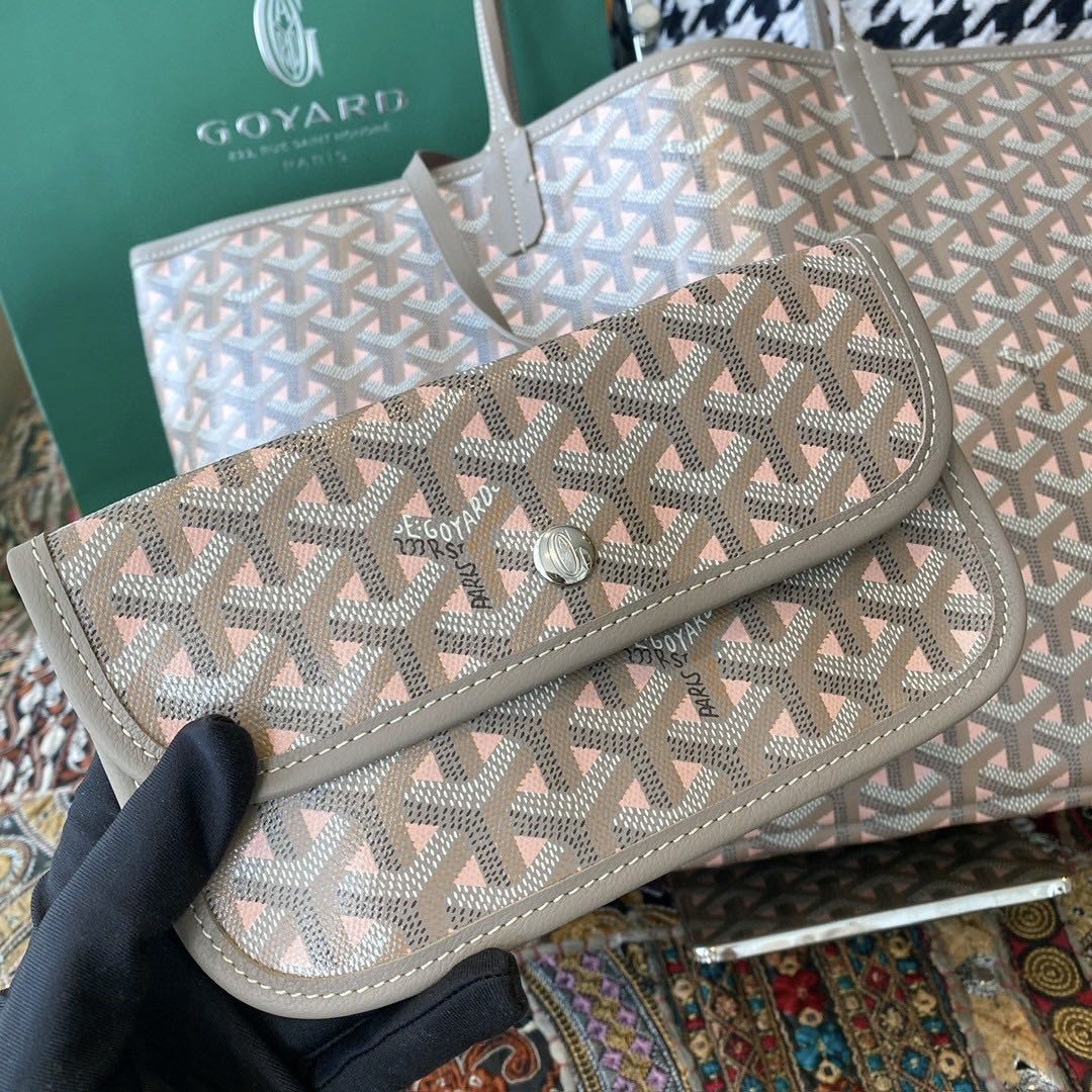 GOYARDINE Canvas Made, Unlined for Lightweight and Reversible Use. Featuring GOYARDINE Canvas on the Outside, or Reversing to Linen and Cotton Blend Fabric on the Inside. Cowhide Wrist Strap for Durability and Wear Resistance.Size 57cm