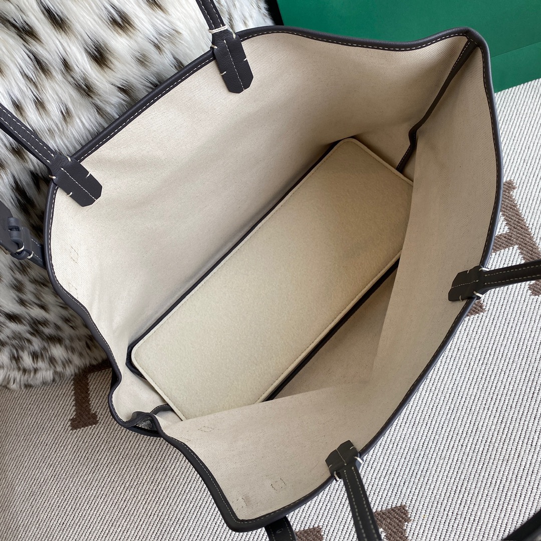 Chien Gris Pet Carrier, featuring detachable and washable felt bottom, adjustable length buckle! Size: 27 cm x 15 cm x 33.5 cm, Goyardine Canvas & Chevroches Calfskin