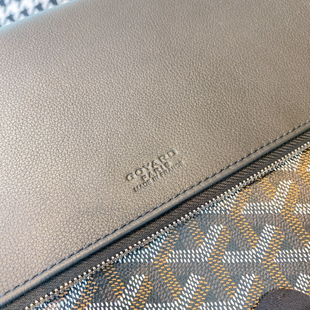 Goyard Sainte Marie Clutch, featuring a double-sided flap design with Goyardine canvas flap, two exterior patch pockets, and one large-sized zippered compartment. Size: 30X2X17cm