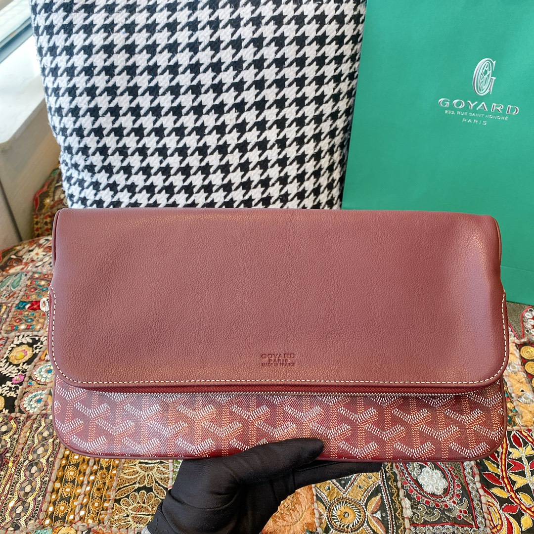 Goyard Sainte Marie Clutch, featuring a double-sided flap design with Goyardine canvas flap, two exterior patch pockets, and one large-sized zippered compartment. Size: 30X2X17cm