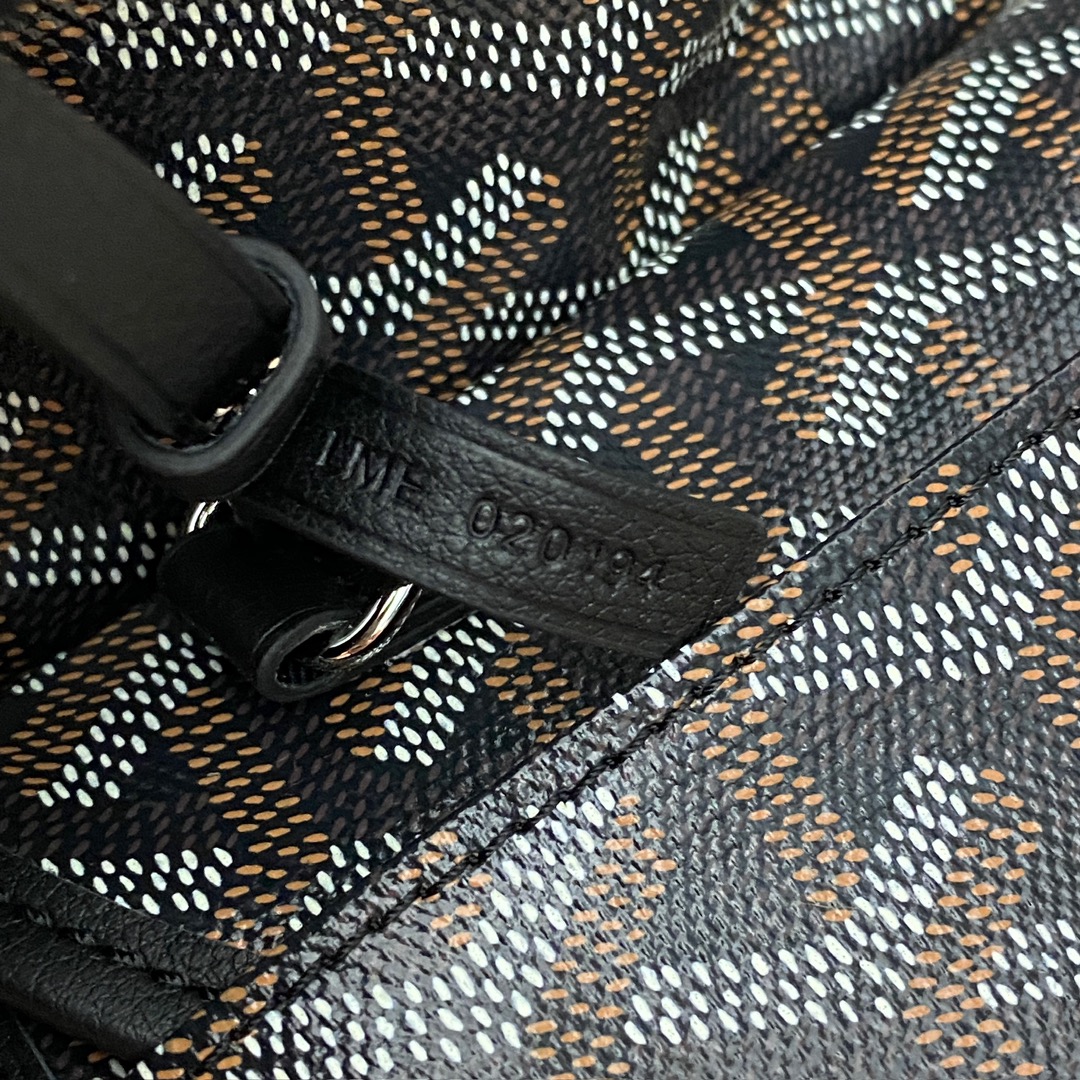 Goyard Isabelle Double-layer Tote Shopping Bag features two large shopping compartments with a magnetic snap closure calfskin divider in the middle, perfect for storing cards and cash for easy access. Size:25*14*35cm. 