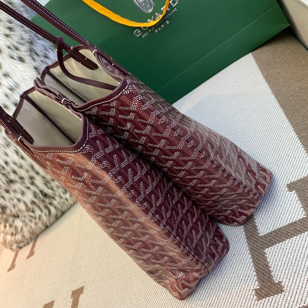 Goyard Isabelle Double-layer Tote Shopping Bag features two large shopping compartments with a magnetic snap closure calfskin divider in the middle, perfect for storing cards and cash for easy access. Size:25*14*35cm. 