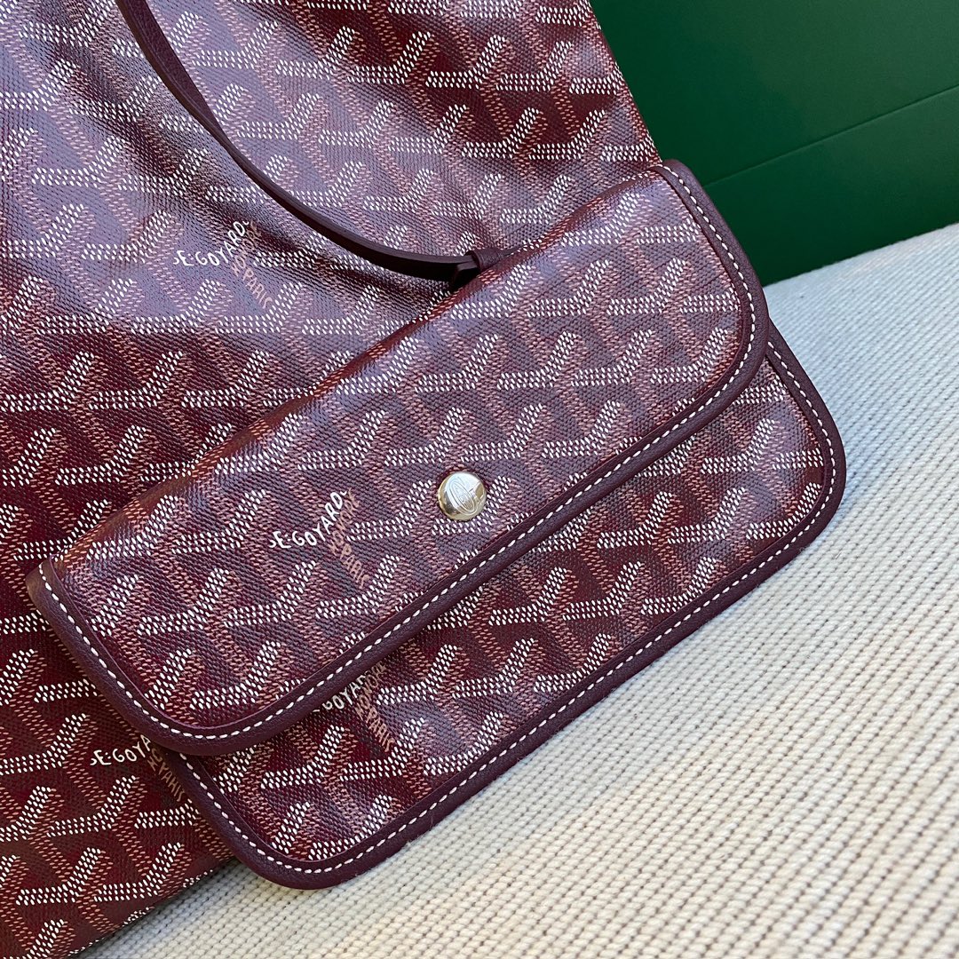 Goyard Isabelle Double-layer Tote Shopping Bag features two large shopping compartments with a magnetic snap closure calfskin divider in the middle, perfect for storing cards and cash for easy access. Size:25*14*35cm. 