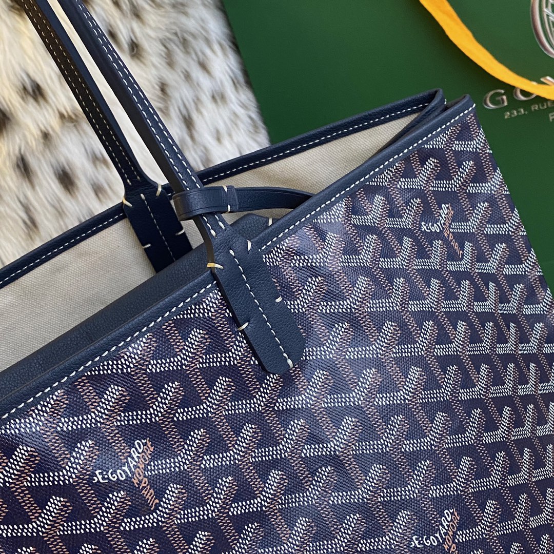 Goyard Isabelle Double-layer Tote Shopping Bag features two large shopping compartments with a magnetic snap closure calfskin divider in the middle, perfect for storing cards and cash for easy access. Size:25*14*35cm. 