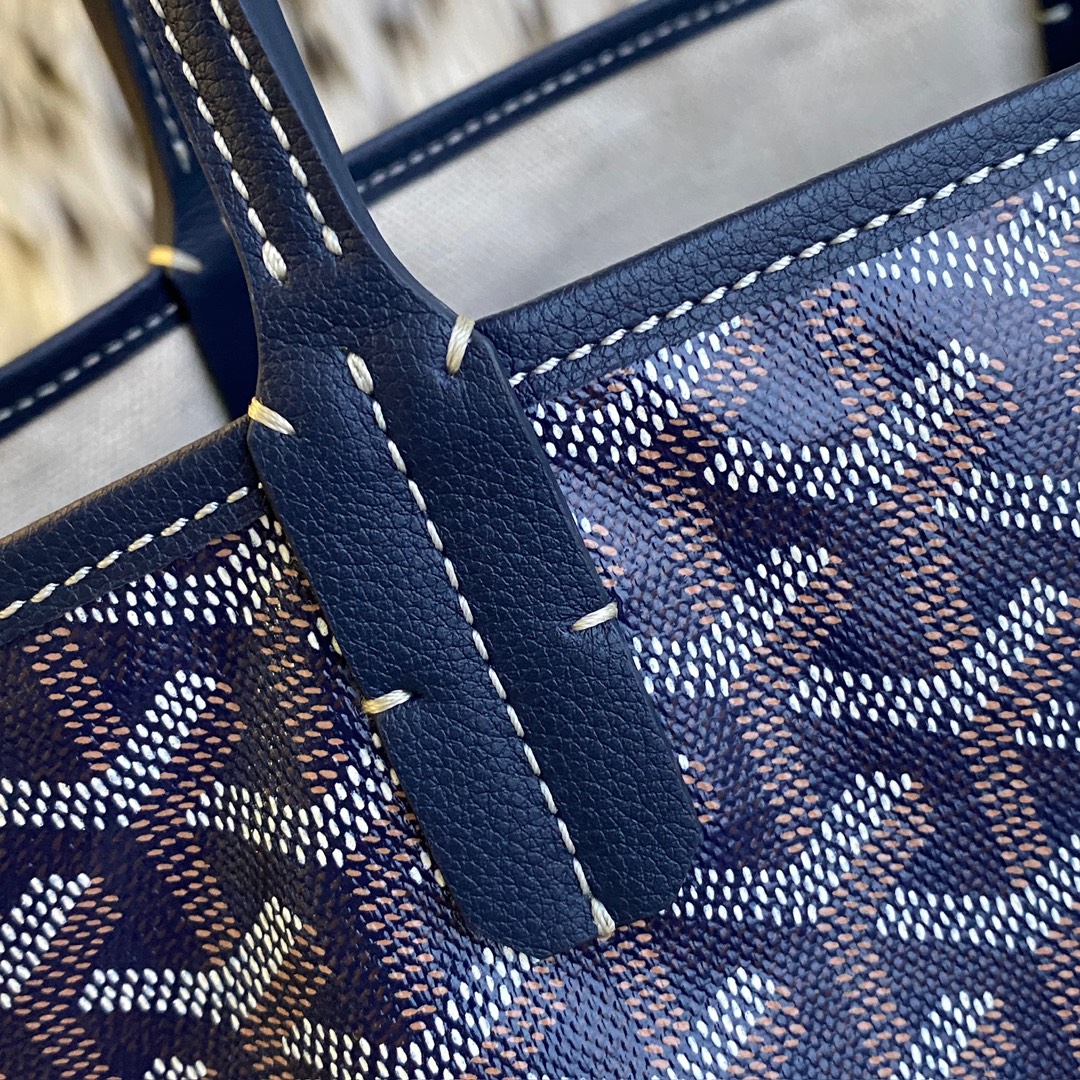 Goyard Isabelle Double-layer Tote Shopping Bag features two large shopping compartments with a magnetic snap closure calfskin divider in the middle, perfect for storing cards and cash for easy access. Size:25*14*35cm. 