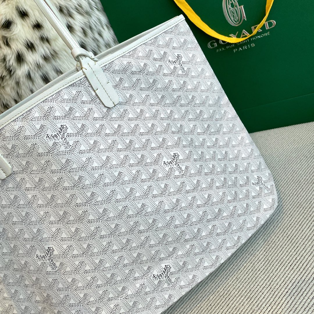 Goyard Isabelle Double-layer Tote Shopping Bag features two large shopping compartments with a magnetic snap closure calfskin divider in the middle, perfect for storing cards and cash for easy access. Size:25*14*35cm. 