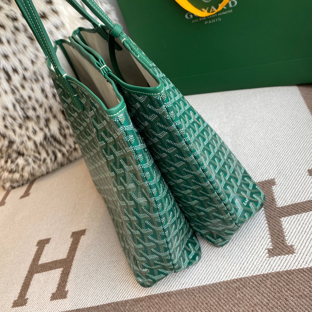 Goyard Isabelle Double-layer Tote Shopping Bag features two large shopping compartments with a magnetic snap closure calfskin divider in the middle, perfect for storing cards and cash for easy access. Size:25*14*35cm. 