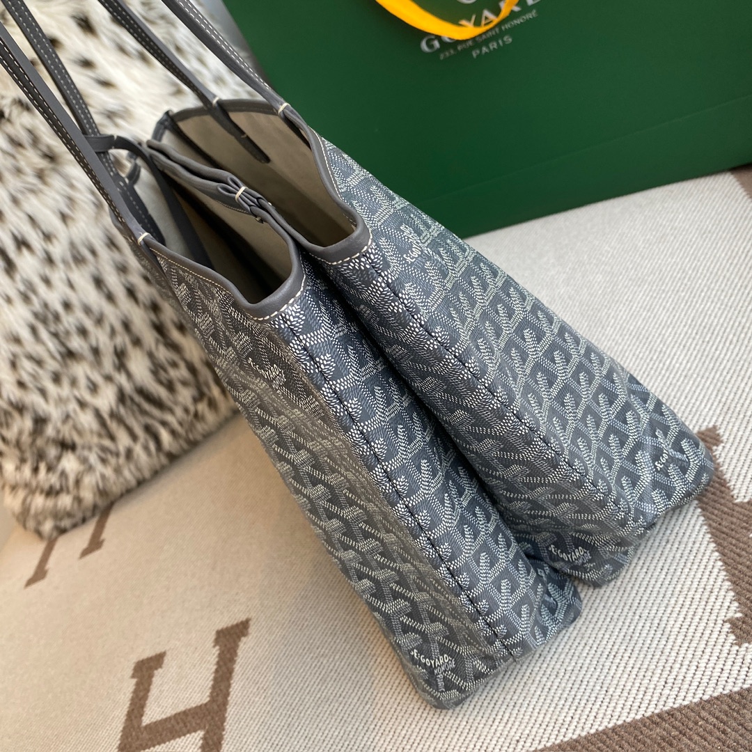 Goyard Isabelle Double-layer Tote Shopping Bag features two large shopping compartments with a magnetic snap closure calfskin divider in the middle, perfect for storing cards and cash for easy access. Size:25*14*35cm. 