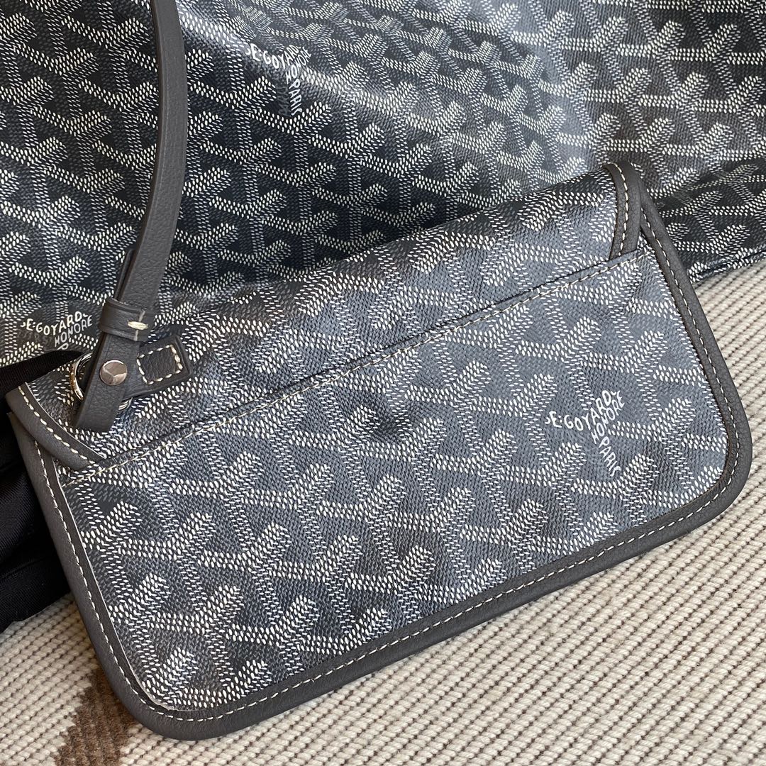 Goyard Isabelle Double-layer Tote Shopping Bag features two large shopping compartments with a magnetic snap closure calfskin divider in the middle, perfect for storing cards and cash for easy access. Size:25*14*35cm. 