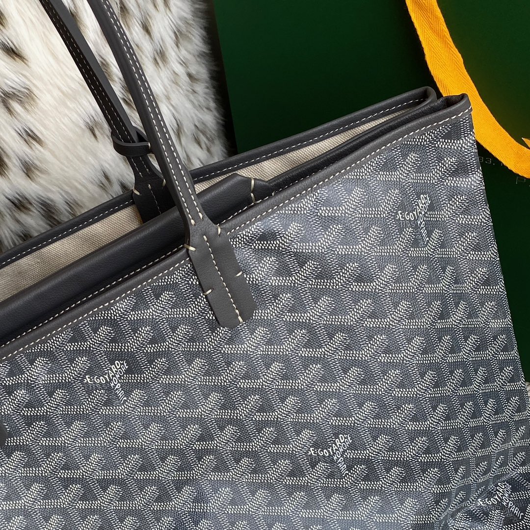 Goyard Isabelle Double-layer Tote Shopping Bag features two large shopping compartments with a magnetic snap closure calfskin divider in the middle, perfect for storing cards and cash for easy access. Size:25*14*35cm. 