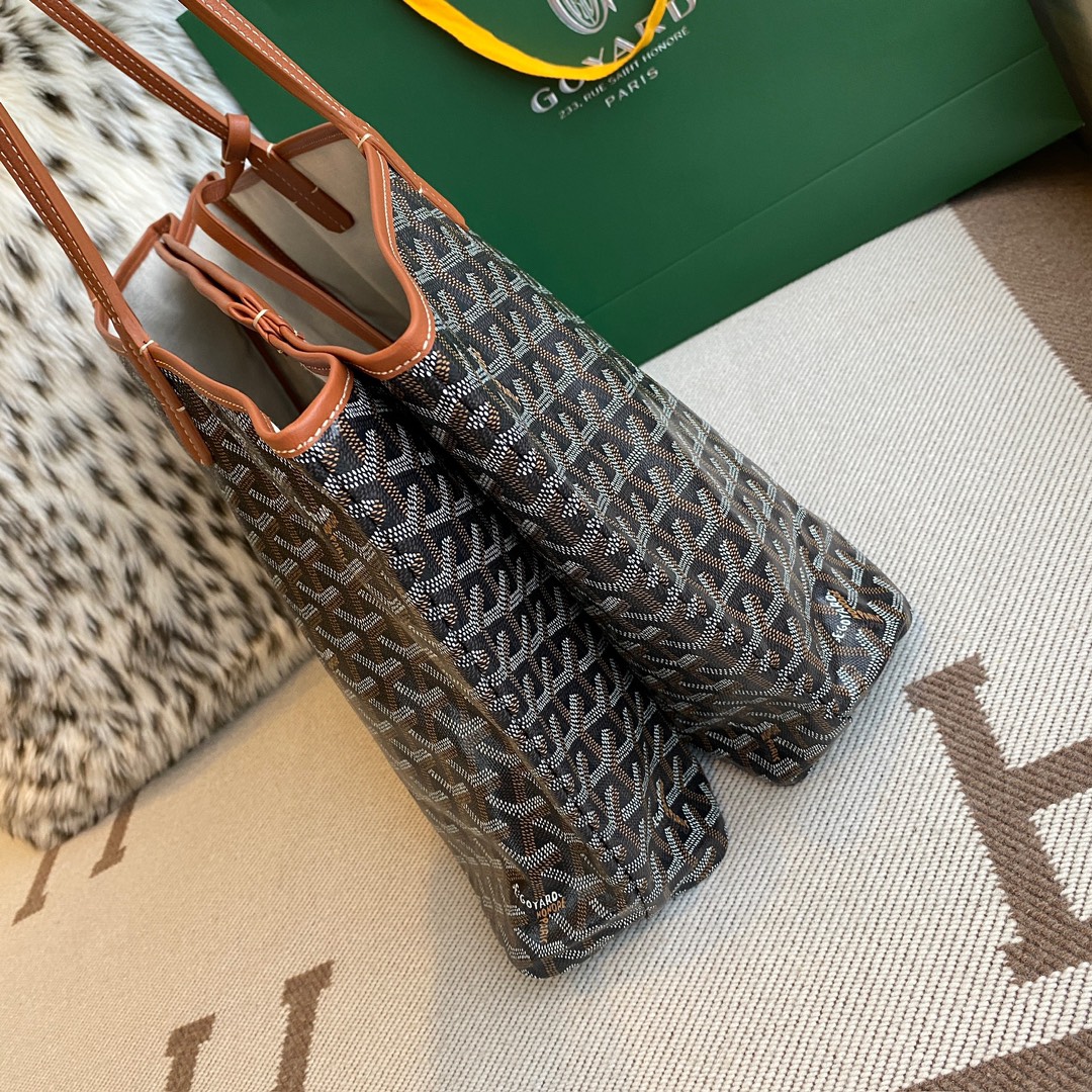 Goyard Isabelle Double-layer Tote Shopping Bag features two large shopping compartments with a magnetic snap closure calfskin divider in the middle, perfect for storing cards and cash for easy access. Size:25*14*35cm. 