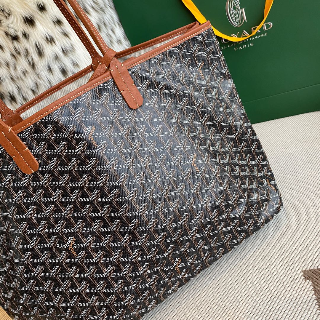 Goyard Isabelle Double-layer Tote Shopping Bag features two large shopping compartments with a magnetic snap closure calfskin divider in the middle, perfect for storing cards and cash for easy access. Size:25*14*35cm. 