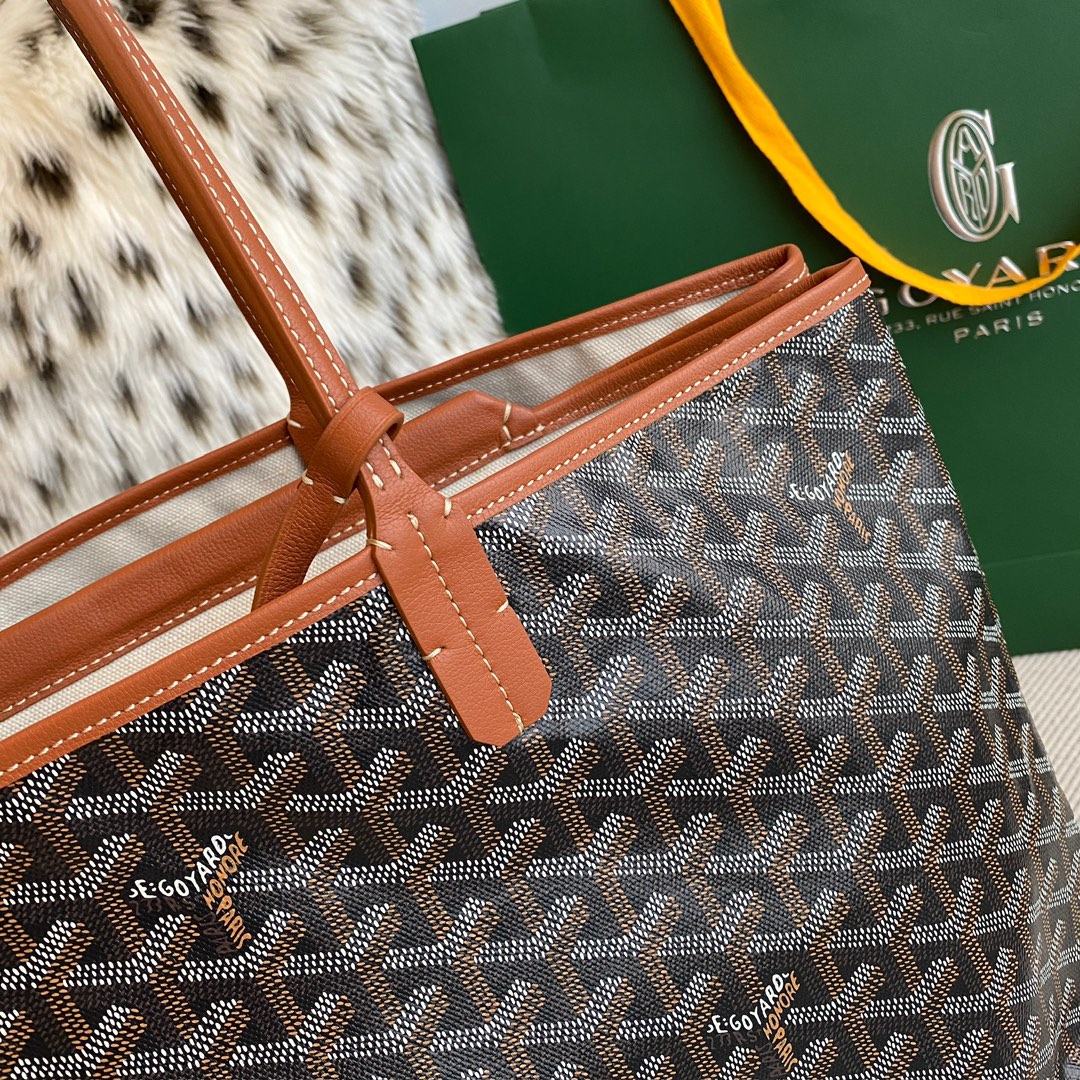 Goyard Isabelle Double-layer Tote Shopping Bag features two large shopping compartments with a magnetic snap closure calfskin divider in the middle, perfect for storing cards and cash for easy access. Size:25*14*35cm. 