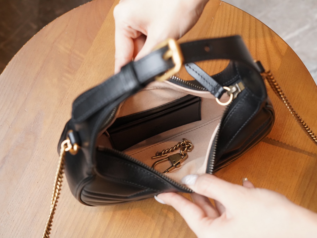 GG Marmont Series Crescent-shaped Handbag in Black