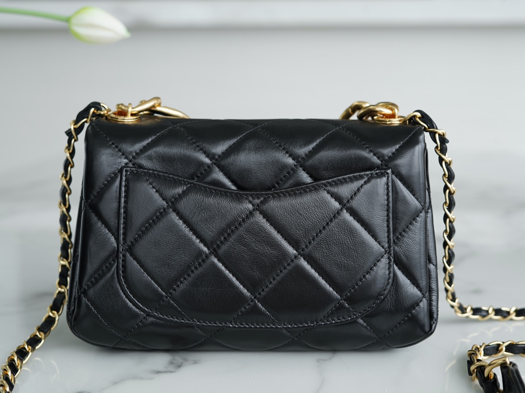 Chanel 22A Chunky Chain Flap Bag Black Lambskin  