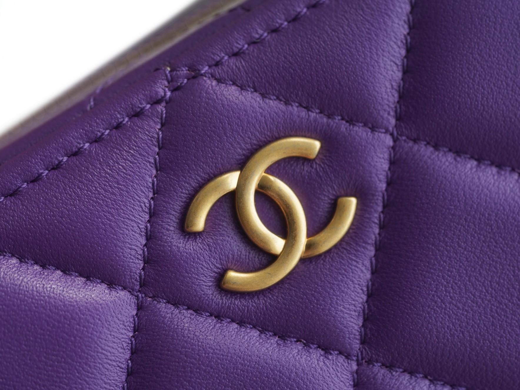 Chanel 22A Mini Chain Makeup Bag Purple Lambskin  