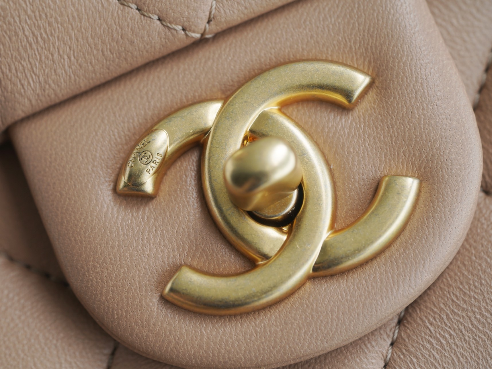 Chanel 22S Chunky Chain CF Shoulder Bag Small Milk Tea Lambskin  