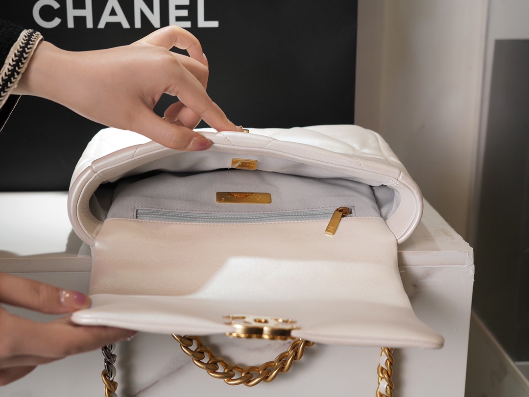 2021 Spring/Summer Chanel Mermaid Pearl White 19 Bag  