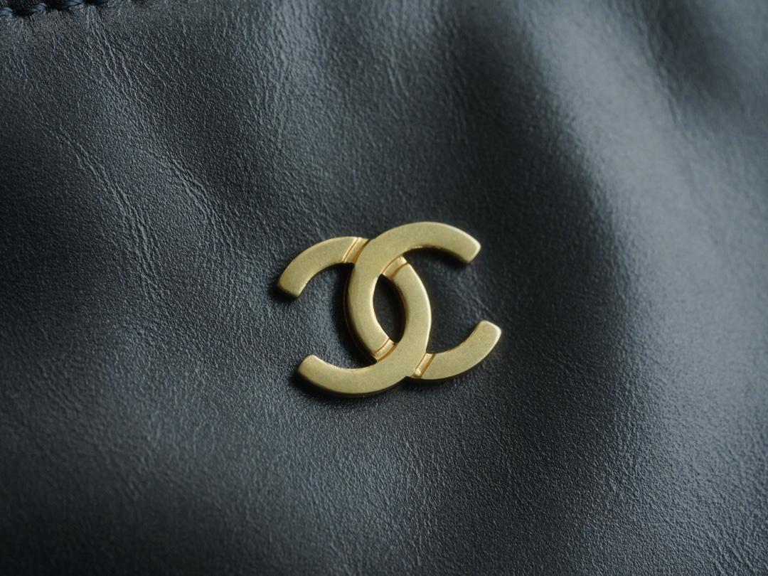 Chanel 22P 22 Bag Metallic Grey Medium