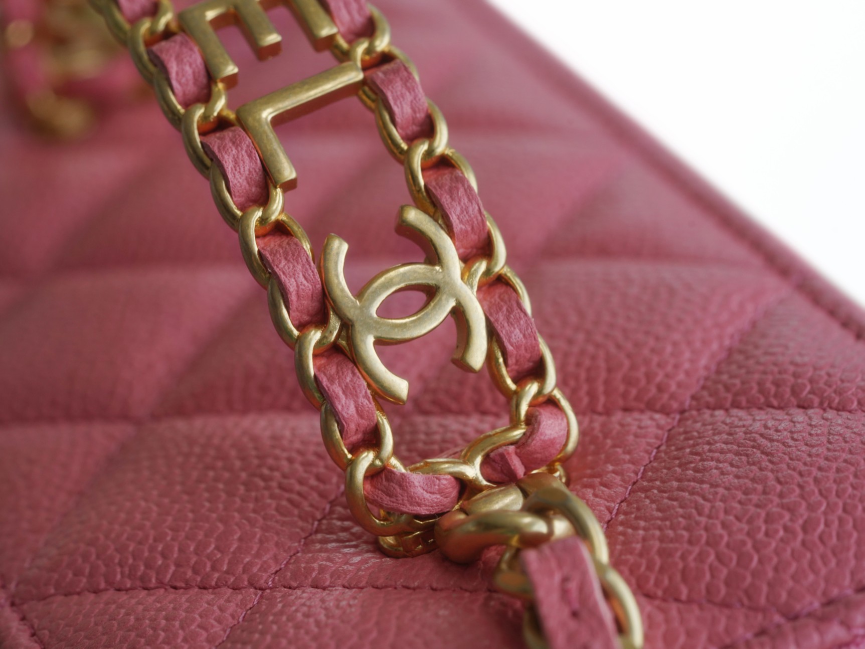 Chanel 22S Cut-Out Handle Long Box Coral Pink  