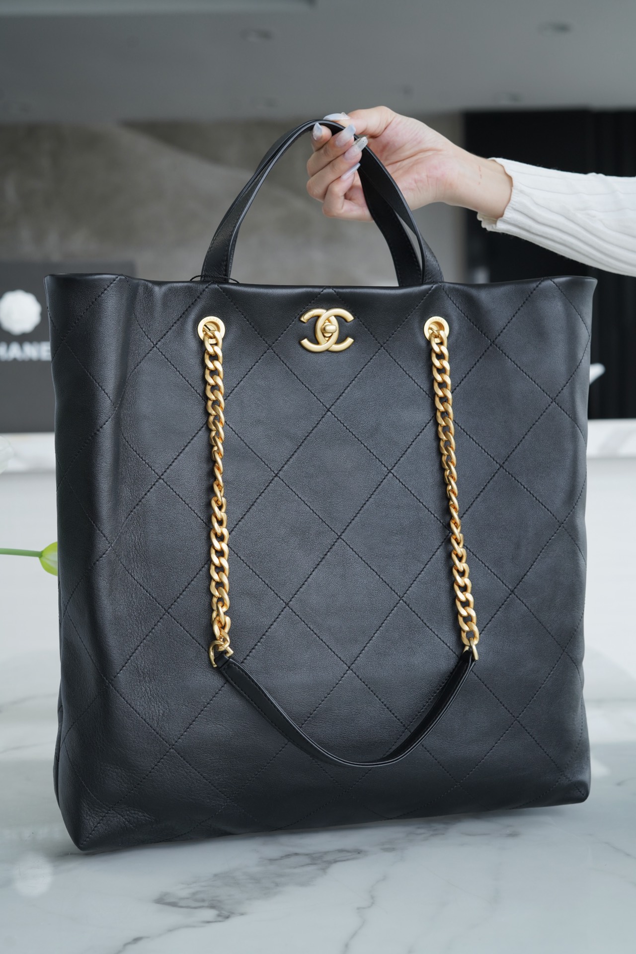 Chanel 22SS Latest Maxi Shopping Bag Black Grain Calfskin  