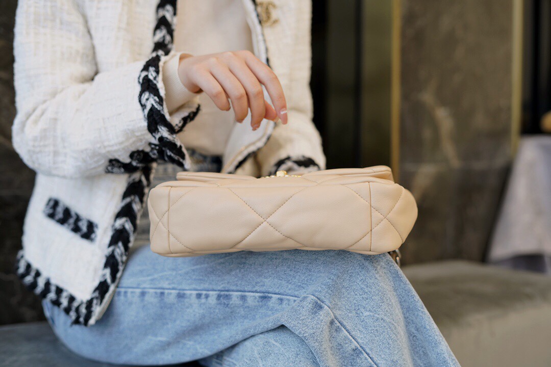 2020 CHANE·L 19 Bag Apricot Small  