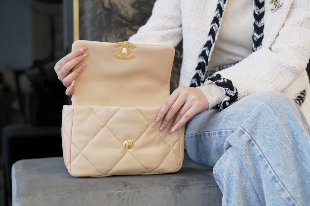 2020 CHANE·L 19 Bag Apricot Small  