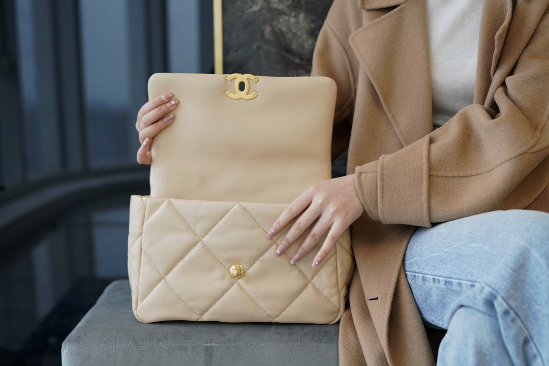 2020 CHANEL 19 Bag Apricot Medium  